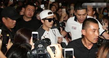 怎么明星接机,粉丝热情高涨，明星风采依旧